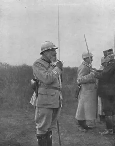 Nos Preux; La veille de l'offensive de la Somme, le general en chef a voulu voir les... 1916. Creator: Unknown