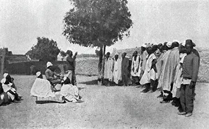 Nos recrues d'asie, d'Afrique et d'oceanie; En Afrique occidentale : un palabre aux recrues...1916 Creator: Unknown