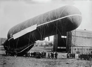 Launch Prints: Observation balloon, U.S.A. 9 Dec 1917. Creator: Bain News Service