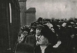 Buckingham Palace Gallery: Official notification of the death of King Edward VII posted outside Buckingham Palace, May 1910