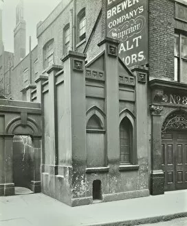 London County Council Collection: Old Watch House, Upper Thames Street, London, April 1922