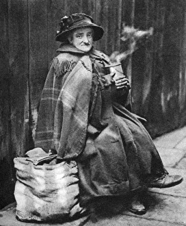Homeless Prints: Old woman, back of Fleet Street, London, 1926-1927. Artist: Hoppe