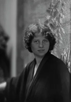 Bathrobe Prints: Ormeston, Leslie, Miss, portrait photograph, 1913 Feb. 4. Creator: Arnold Genthe