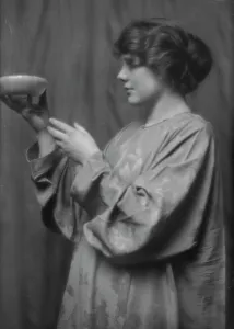Ottie, Miss, portrait photograph, 1913. Creator: Arnold Genthe