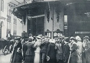 Provisions Prints: Outside one of the Paris provision storeswhen a siege of the city was feared, c1914