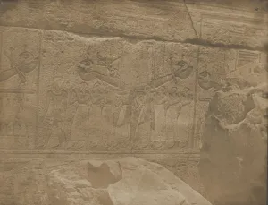 Palais de Karnak, sculptures exterieures du sanctuaire de granit. 1849-51