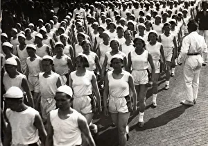 Stalin Prints: Parade, c. 1930. Artist: Magaziner, Semyon Abramovich (1886-1940)