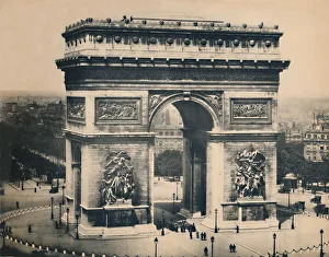 Avenue Des Champs Elysees Gallery: Paris. - L Arc De Triomphe. - LL, c1910. Creator: Unknown