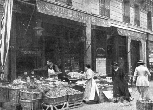 Paris pendant la Bataille de Paris'; l'etalage d'un fruitier, 1918. Creator: Unknown. Paris pendant la Bataille de Paris'; l'etalage d'un fruitier, 1918. Creator: Unknown