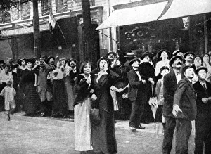 Images Dated 30th January 2008: Parisians watching a German aeroplane, First World War, 1914
