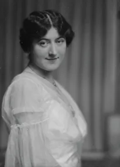 Centre Parting Prints: Patrick, F.A. Mrs. portrait photograph, 1914 Apr. 28. Creator: Arnold Genthe