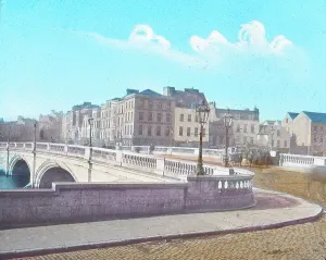 Eire Collection: Patricks Bridge showing Father Mathews Statue, c1910