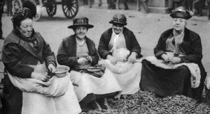 Covent Garden Market Gallery: Pea shelling in Covent Garden, London, 1926-1927