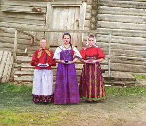 Ethnographic Prints: Peasant girls [Russian Empire], 1909. Creator: Sergey Mikhaylovich Prokudin-Gorsky