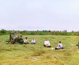Rake Prints: Peasants haying [Russian Empire], 1909. Creator: Sergey Mikhaylovich Prokudin-Gorsky