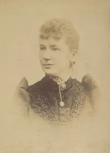 Pelgrom. Elise (femme Schouppe). Deux photographies, dont une legendee: Reprod
