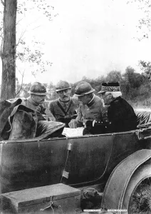Pendant la Bataille; le general Fayolle, commandant l'armee de la Somme, et le general Bal Creator: Unknown
