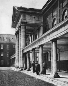 Edifice Prints: Pensioners in the great quadrangle of Chelsea Royal Hospital