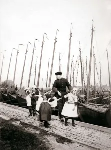 People of Marken Island, Netherlands, 1898. Artist: James Batkin People of Marken Island, Netherlands, 1898. Artist: James Batkin