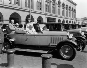 Perless 1920's with fashionable occupants