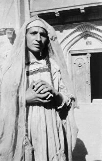 Images Dated 9th August 2007: Persian woman, 1917-1919