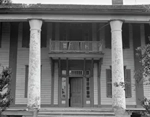 Dilapidated Prints: Pharr Plantation house near Social Circle, Georgia, 1937. Creator: Dorothea Lange