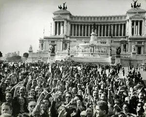 Great Britian Prints: Piazza Venezia, Rome, April 1945: The liberation of Italy
