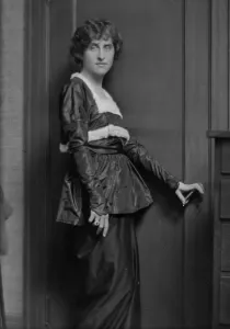 Plimpton, Albert, Mrs. portrait photograph, 1913 Dec. 18. Creator: Arnold Genthe