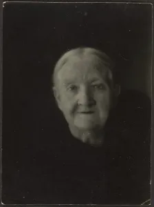 Background Prints: Portrait of an Old Woman in Dark Setting, 1907-1943. Creator: Louis Fleckenstein