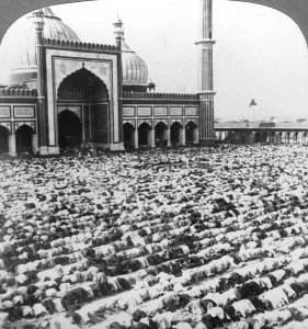 Jumma Musjid Prints: Praying at Jumma Musjid, Delhi, India, 1904. Artist: Underwood & Underwood