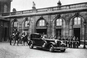 Flammarion Prints: The President of the Republic going out, Paris, 1931. Artist: Ernest Flammarion