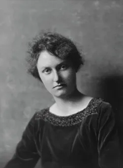 Preston, Evelyn, Miss, portrait photograph, 1916. Creator: Arnold Genthe