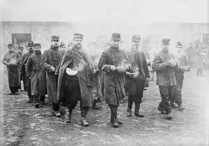 Pows Prints: Prisoners getting soup, Zossen, between 1914 and c1915. Creator: Bain News Service