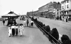 Images Dated 30th January 2008: The promenade, West Worthing, West Sussex, early 20th century.Artist: Valentine & Sons