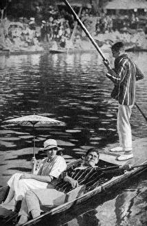 Images Dated 4th December 2009: Punting on the Thames, c1922