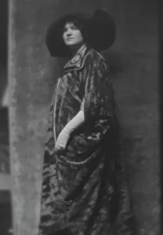 Putnam, Nina Wilcox, Mrs. portrait photograph, 1913. Creator: Arnold Genthe