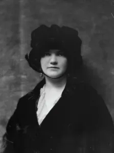 Screenwriter Prints: Putnam, Nina Wilcox, Mrs. portrait photograph, 1913. Creator: Arnold Genthe