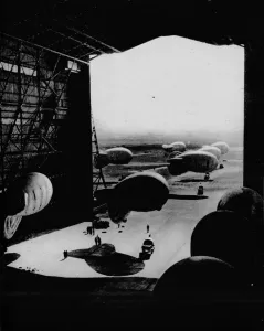 Images Dated 8th June 2018: Putting barrage ballons into a hangar, 1943
