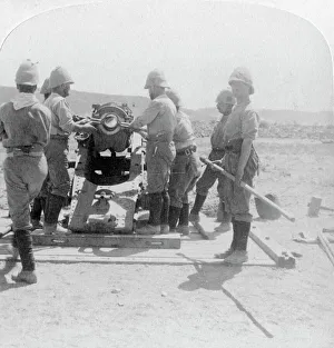 Boer War Collection: Putting a shell into a siege train gun at the Modder River, South Africa, Boer War, 1900