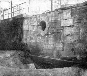 Quelques Points de Chute; Sur la terrasse de l'Orangerie aux Tuileries: par canon... 1918. Creator: Unknown