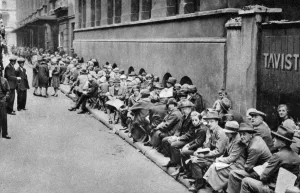 A queue for first night tickets in Covent Garden, London, 1926-1927