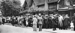 A queue for the zoo on a national holiday, London, 1926-1927 A queue for the zoo on a national holiday, London, 1926-1927