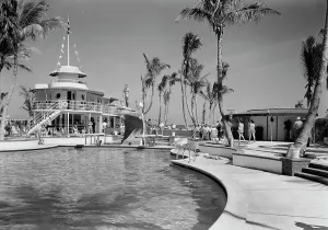 1941 Prints: Raleigh Hotel, Collins Ave. Miami Beach, Florida, 1941. Creator: Gottscho-Schleisner, Inc