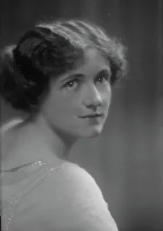 Sincerity Prints: Randell, Mrs. portrait photograph, 1913. Creator: Arnold Genthe