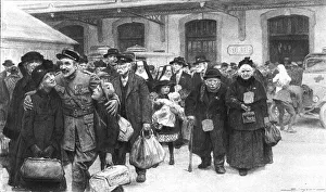J Simont Prints: Rapatries; La sortie de la gare: un officier permissionnaire a retrouve ses enfants'