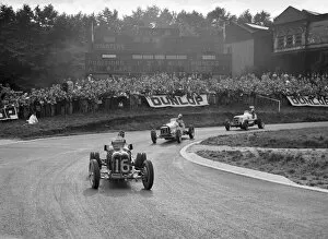 Raymond Mays Gallery: Raymond Mays ERA leading an MG and another ERA, Imperial Trophy, Crystal Palace, 1939