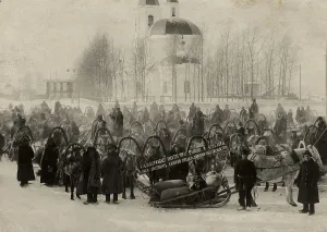 Sledges Prints: Red convoy with bread against the backdrop of the Sretenskaya Church