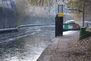 Regents Canal, 23 / 12 / 09, 10: 32: 39. Creator: Ethel Davies