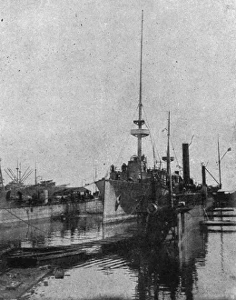 Battlecruiser Prints: Relevement du Medjidie a Odessa : le croiseur est soutenu par des chalands