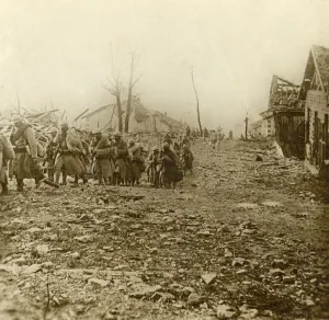 Relief infantry at the attack of Douaumont, northern France, 1916